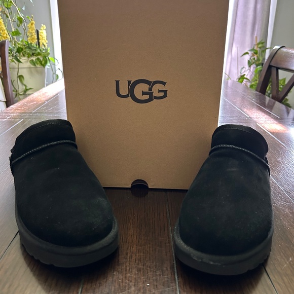 UGG Women's Classic Slippers. Almost New. Excellent condition. - Picture 4 of 7